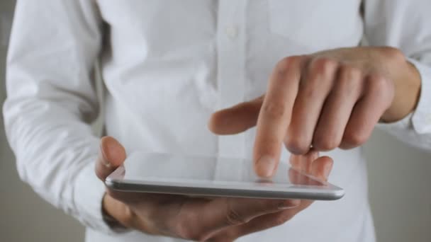 Κοντινό πλάνο του ανθρώπου πληκτρολογώντας στον υπολογιστή tablet με το δάχτυλό του — Αρχείο Βίντεο