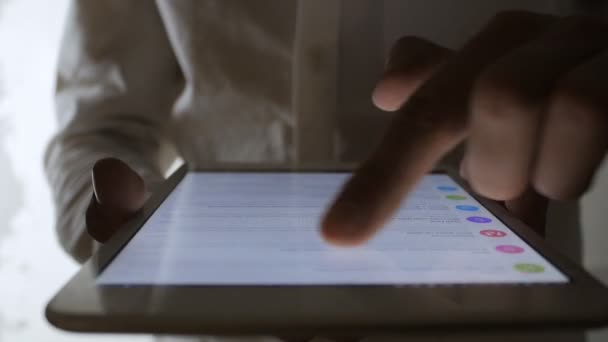 男人在用他的手指的平板电脑上打字的特写 — 图库视频影像