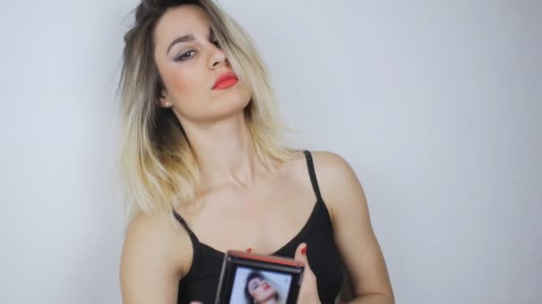 Ragazza scattare foto o fare selfie con fotocamera tascabile su sfondo bianco — Video Stock