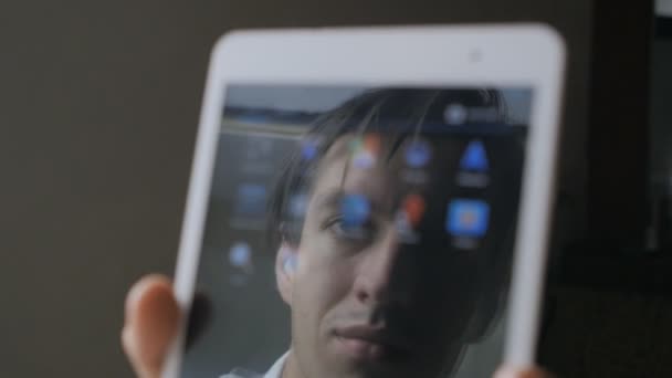 二次曝光拍摄的人在用他的手指的平板电脑上打字 — 图库视频影像
