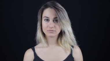 Siyah arka plan, sarışın kadın portresi kapatın