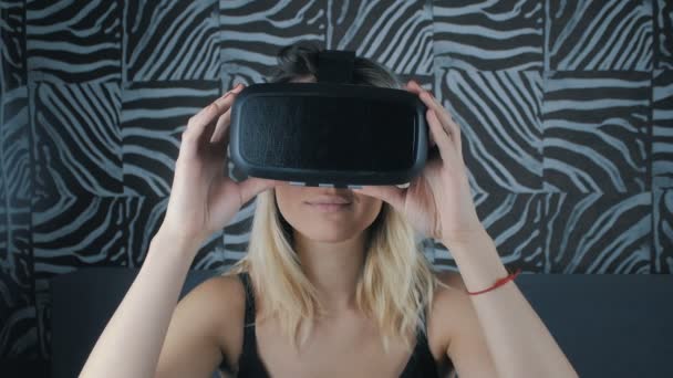 Gros plan de la femme qui acquiert de l'expérience dans l'utilisation du casque VR à la maison — Video