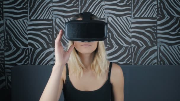 Крупним планом знімок жінки отримує досвід використання VR-гарнітури вдома — стокове відео
