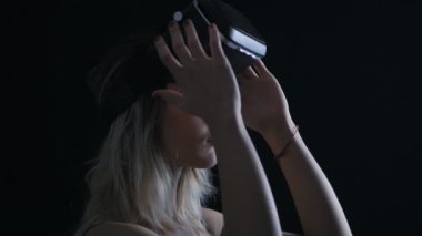 Karanlık odada Vr-kulaklık kullanarak deneyim elde kadının yakın çekim shot