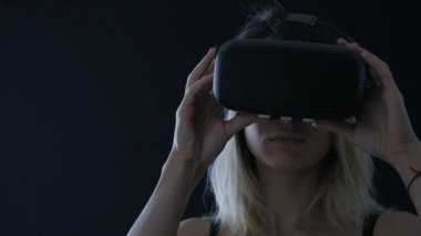 Karanlık odada Vr-kulaklık kullanarak deneyim elde kadının yakın çekim shot