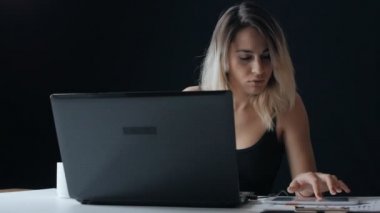 Meşgul multitasking çekici iş kadını ofiste, timelapse