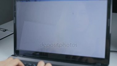 Çift pozlama atış bir dizüstü bilgisayar çalışan kadın hacker
