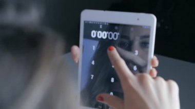 karanlık odada dijital tablet üzerinde çalışan kadın görüntüsünü çift pozlama
