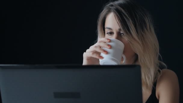 Молода бізнес-леді працює з ноутбуком в офісі . — стокове відео