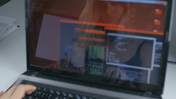 Tiro exposição dupla de mulher hacker trabalhando em um laptop — Vídeo de Stock