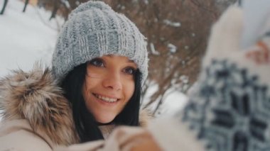 Selfie onun smartphone ile yapıyor genç sevimli kız kış Park