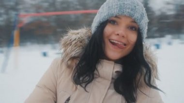 Mutlu kadın palyaçoluk ve kış Park dönüyor. Arka plan döner