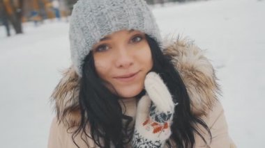 Güzel genç kız örgü şapka ve eldiven kış Park