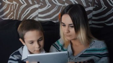 Mutlu aile - anne ve çocuk tablet PC'yi kullanma. Ağır çekim