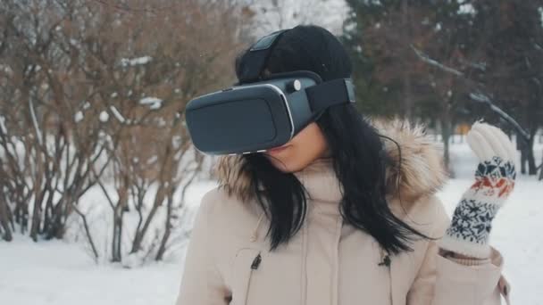 冬の公園で Vr - 屋外のヘッドセットを使用しての経験を得る女の子のショット — ストック動画