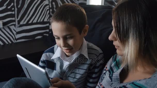 Lycklig familj - mor och barn med hjälp av TabletPC. Slow motion — Stockvideo