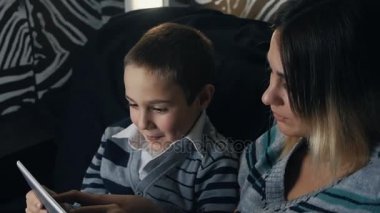 Mutlu aile - anne ve çocuk tablet PC'yi kullanma. Ağır çekim