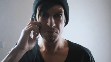 tahriş olmuş adam öfkeyle telefonu duvara karşı çökertildi