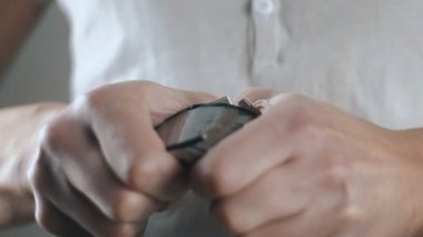 adam sonları bir akıllı telefon yakın çekim. O ikiye bükülmüş