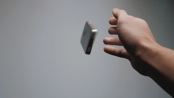 바닥 슬로우 모션에서 떨어지는 스마트폰. 가까이의 핸드 드롭 전화 망 — 비디오