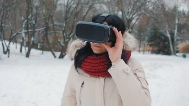 Vr-kulaklık açık kış Park'taki kullanarak deneyim kızın resmini