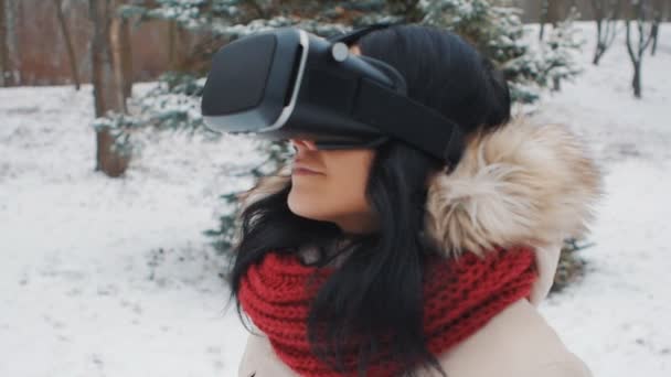 Jeune femme acquérir de l'expérience dans l'utilisation VR-casque en plein air au parc d'hiver — Video