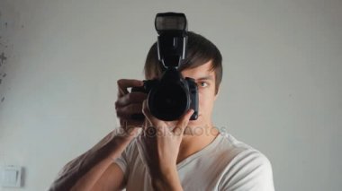 Fotoğrafçı fotoğraf Dslr fotoğraf makinesi ile çeker..