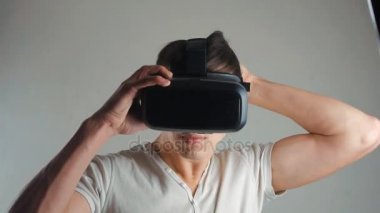 Vr-kulaklık kullanarak deneyim elde adam yakın çekim shot. Beyaz arka plan