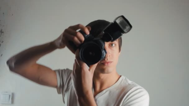 Photographe prend des photos avec un appareil photo reflex numérique . — Video