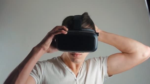 Close-up shot van de mens krijgt ervaring in het gebruik van de Vr-headset. op witte achtergrond — Stockvideo