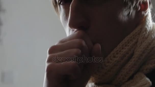 Fiatal férfi beteg köhögés - közeli — Stock videók