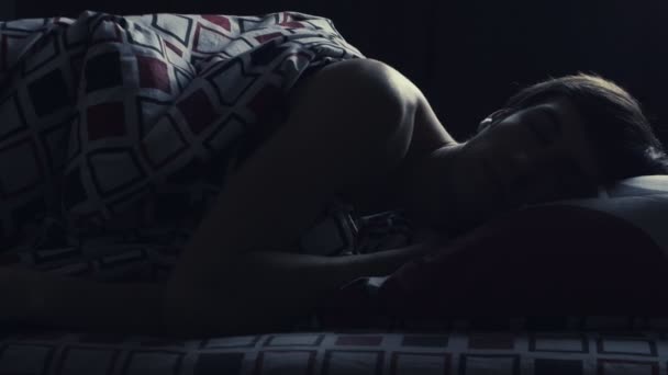 Giovane uomo dorme a casa nel letto di notte — Video Stock