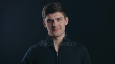 Reddetme, parmak sallayarak tarafından Hayır jesti genç adam. Siyah arka plan