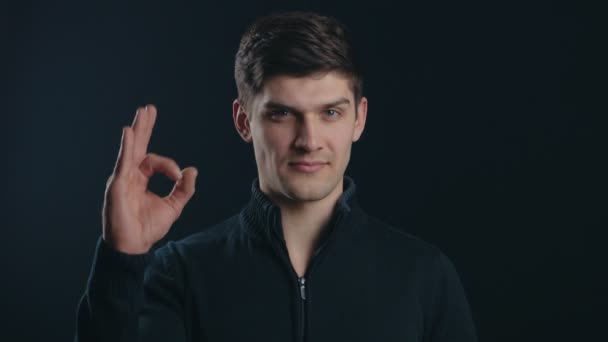 Понятие жеста и счастья - красивый человек, показывающий знак равенства — стоковое видео