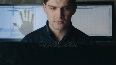 BT profesyonel programcı göstermek perde ile dolu siber güvenlik Merkezi'ndeki bilgisayar üzerinde çalışıyor.