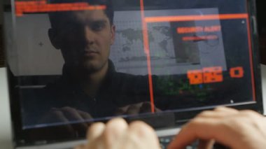 Çift pozlama vurdu profesyonel programcı bilgisayarda çalışıyor