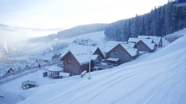 Pueblo de nieve de invierno. turismo de montaña. temporada de invierno — Vídeos de Stock