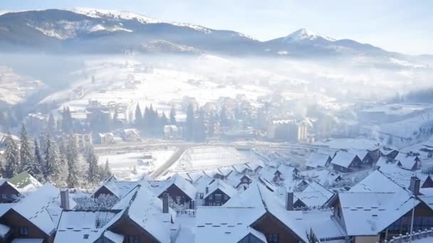 Winter sneeuw dorp. berg toerisme. winterseizoen — Stockvideo