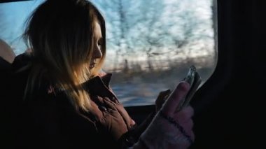 Genç kadın güneşli bir günde araba ile seyahat. Tablet PC'yi kullanma
