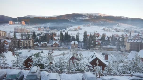 El lapso de tiempo de invierno pueblo de nieve. turismo de montaña. temporada de invierno — Vídeos de Stock