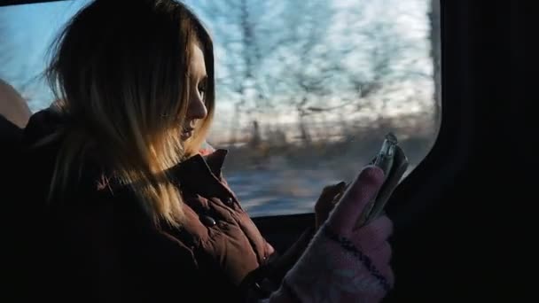 Giovane donna che viaggia in auto in una giornata di sole. Lei utilizzando tablet pc — Video Stock