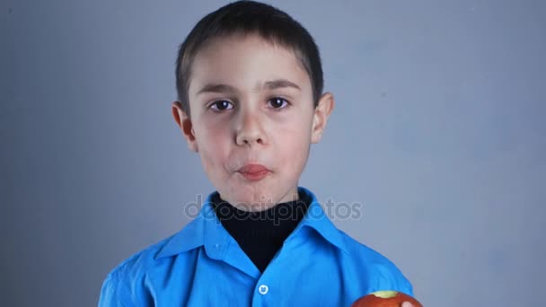 少年食用リンゴの肖像画 — ストック動画
