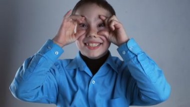 Çocuk yapması ve sahip eğlence. Beyaz arka plan