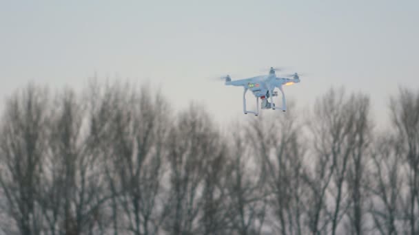 Drone quadcopter lebegett a kék égen — Stock videók