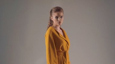 tatlı yüz güzel genç kadın portresi