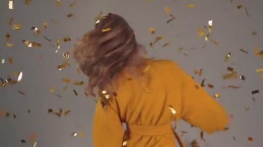 Kız atlar ve konfeti ile sevinir