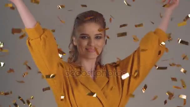 Vítězný snímek, jackpot. Mladá žena, skákání a veselí se s konfety — Stock video