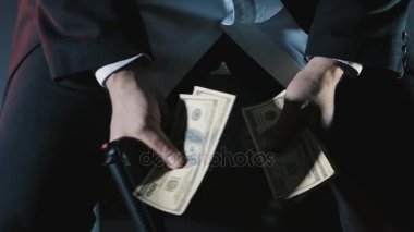 yakın çekim elleri silahlı tehlikeli bir adam para sayar. Kirli para mafya.
