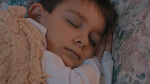 Маленький мальчик спит в детской. . — стоковое видео