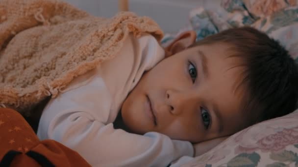 Little boy sleeps in the nursery. — Stock Video